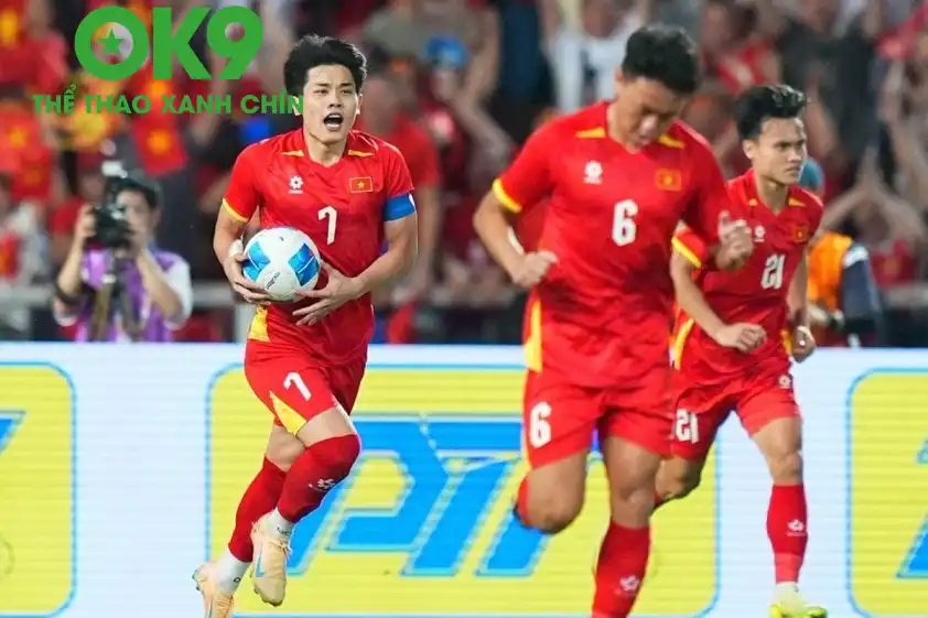 Đình Bắc rút ngắn tỉ số xuống còn 1-2 cho U22 Việt Nam ở đầu hiệp 2 Đình Bắc rút ngắn tỉ số xuống còn 1-2 cho U22 Việt Nam ở đầu hiệp 2